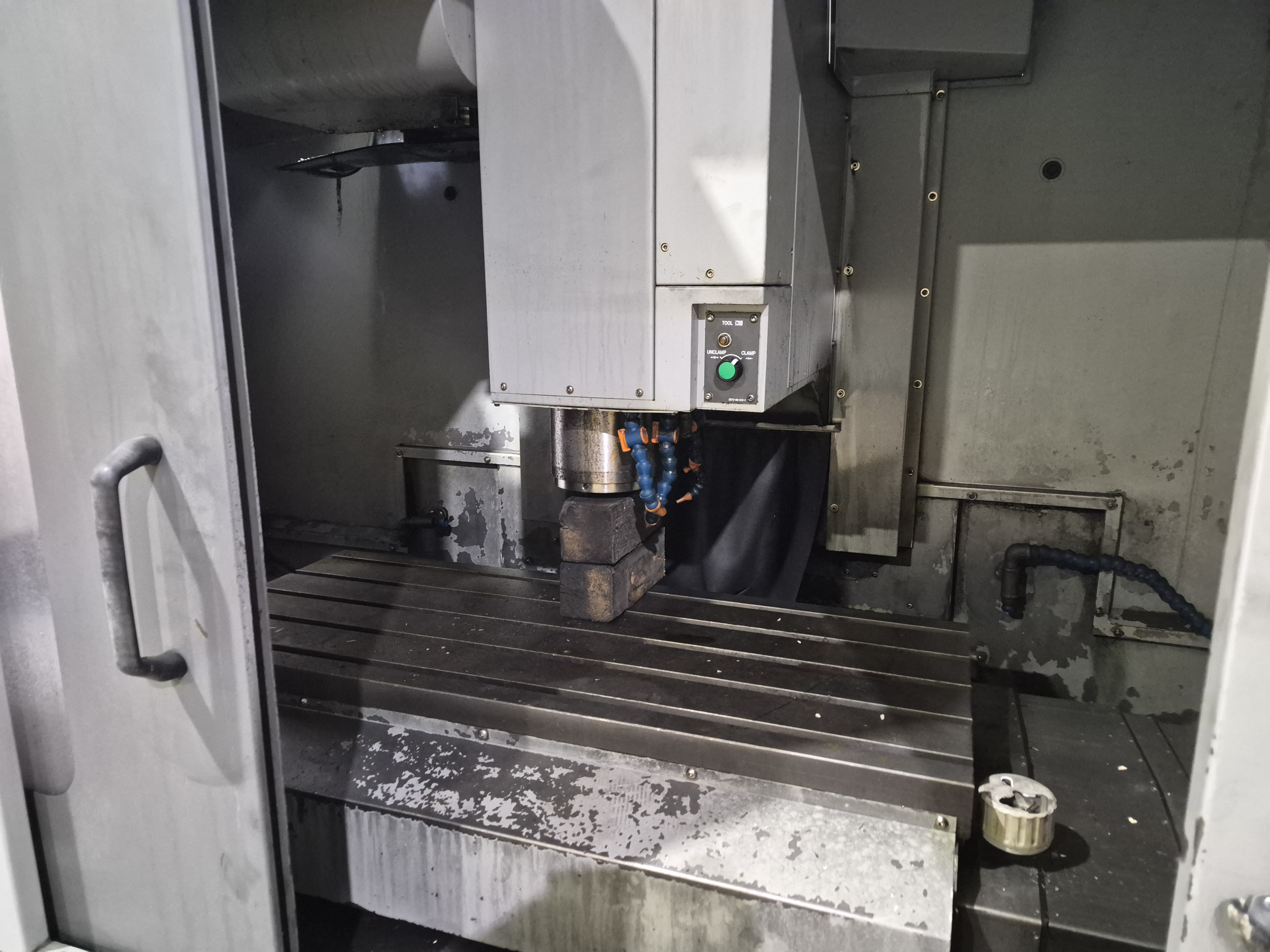 Hyundai-Kia (WIA) VX500 CNC Vertical Machining Center used Vertical Machining Center (VMC) photo 3